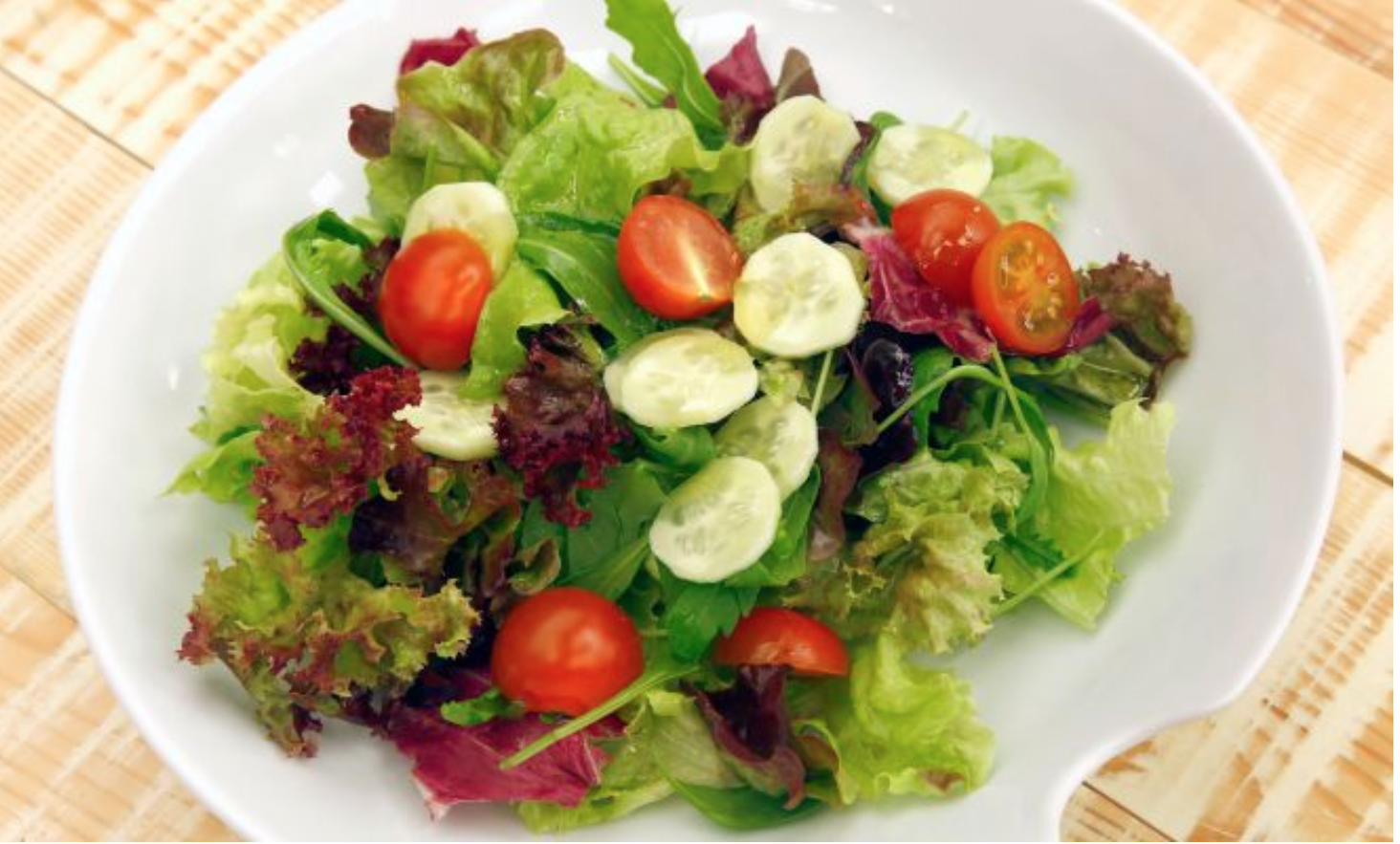 Ensalada de lechugas variadas, pepino y tomates cherry